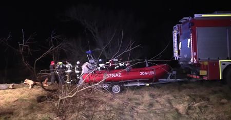 Matka z dzieckiem wpadli do rzeki. Chłopiec trafił do szpitala, poszukiwania kobiety przerwano