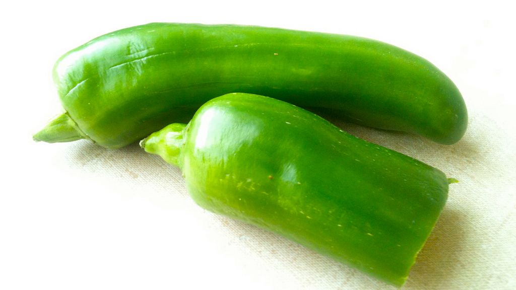 Zielone papryczki chili w słoiku