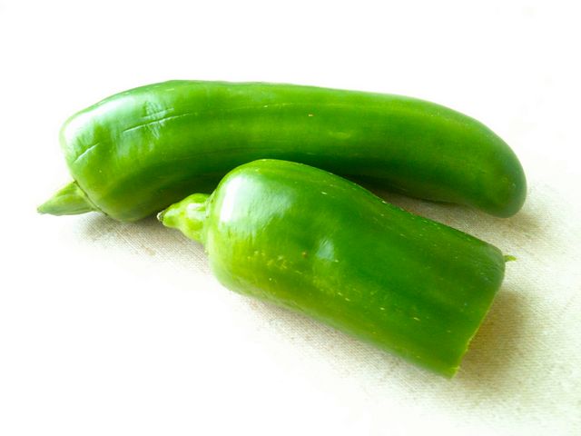 Zielone papryczki chili w słoiku
