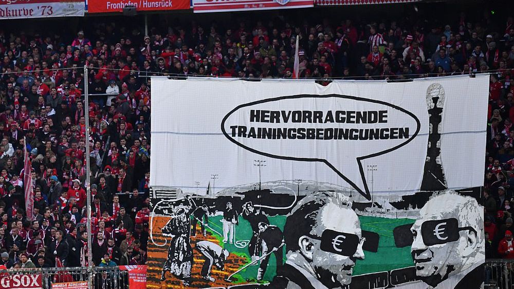 Transparent kibiców Bayernu Monachium podczas meczu Bundesligi FC Bayern - VfB Stuttgart (27012019 r)