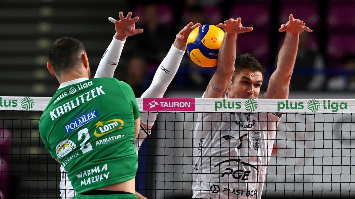 PAP / Piotr Nowak / Na zdjęciu:  siatkarz PGE Projektu Warszawa Karol Kłos (P) i Moritz Karlitzek (L) z Indykpolu AZS Olsztyn 