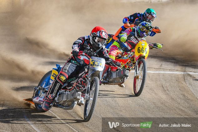 Kenneth Hansen (kask czerwony) celuje w złoty medal IMŚ na długim torze