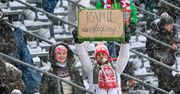 Mróz i śnieg kibicom skoków narciarskich niestraszny. W Zakopanem z trybun żegnają Kamila Stocha i dopingują Polaków