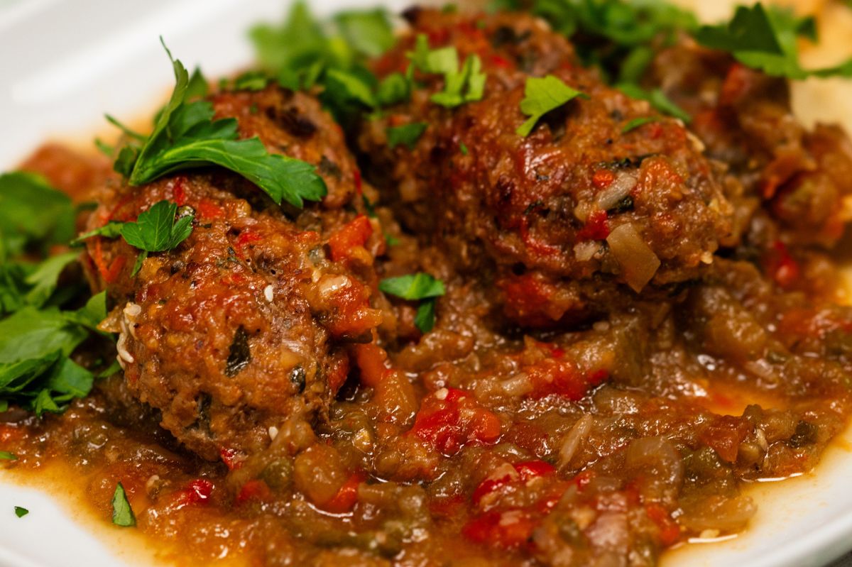 Robię kotleciki ze zdrowego mięsa i zapiekam z warzywami. A gdy przykrywam je ciastem, wywołują zachwyt