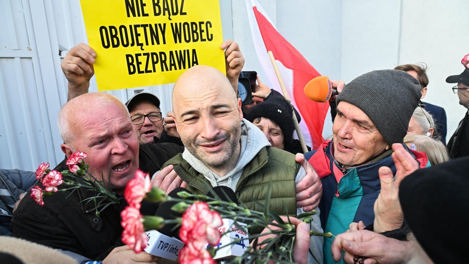 ks. Micha� Olszewski
Radek Pietruszka
areszt, budynek, ksi�dz, micha� olszewski, opuszczenue, por�czenie maj�tkowe, powitanie, sprawa ksi�dza micha�a olszewskiego, has�o, napis, transparent, kaucja, prezes fundacji Profeto