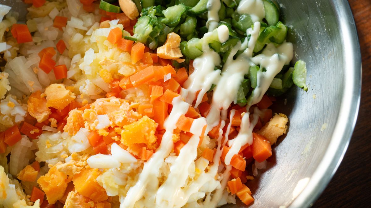 Japońska sałatka jarzynowa wyróżnia się dodatkiem ogórka