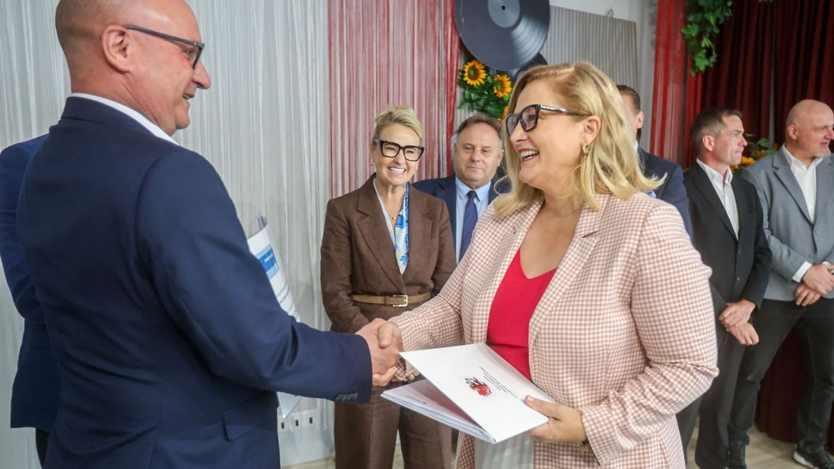 Umowę podpisała Renata Gołębiewska, burmistrz Kikoła
