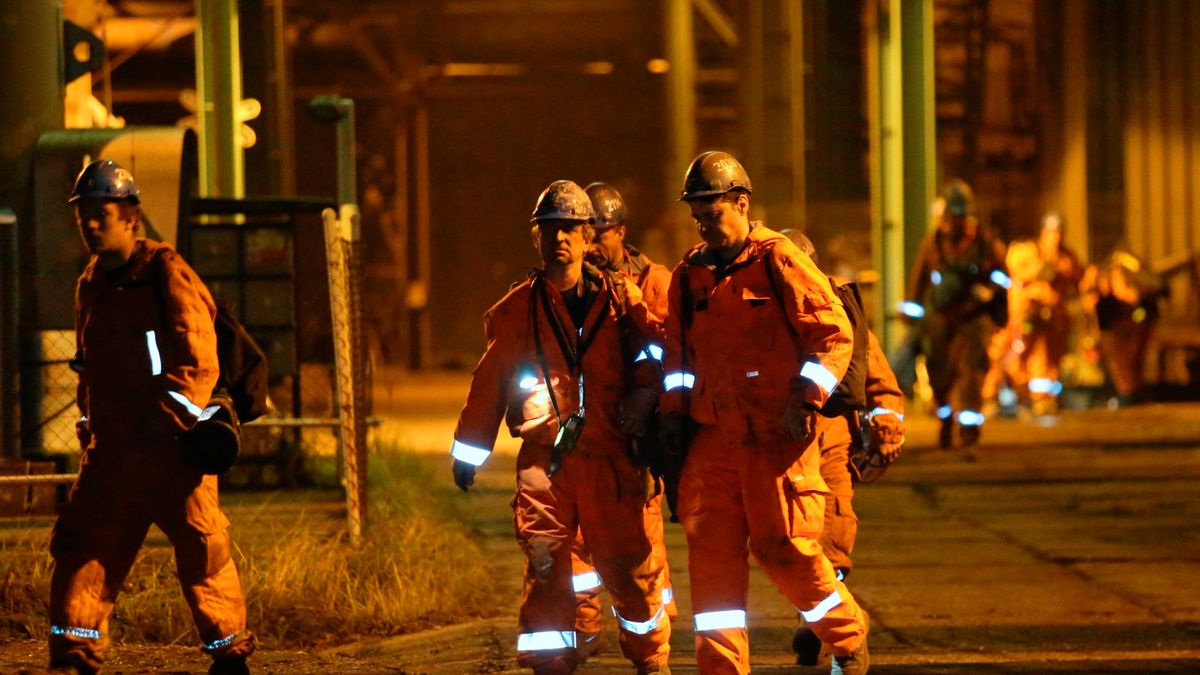 Zdjęcie okładkowe artykułu: PAP / Andrzej Grygiel / Na zdjęciu: górnicy przed kopalnią w Karwinie