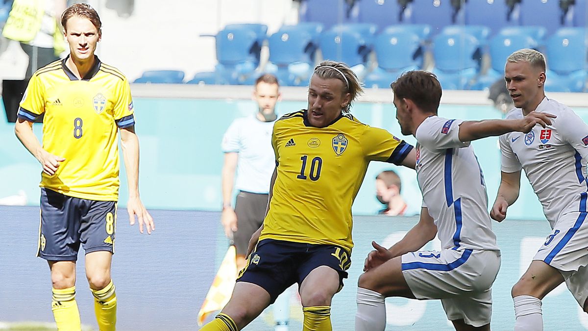 PAP/EPA / Maxim Shemetov / Na zdjęciu: Emil Forsberg (w środku) walczy o piłkę