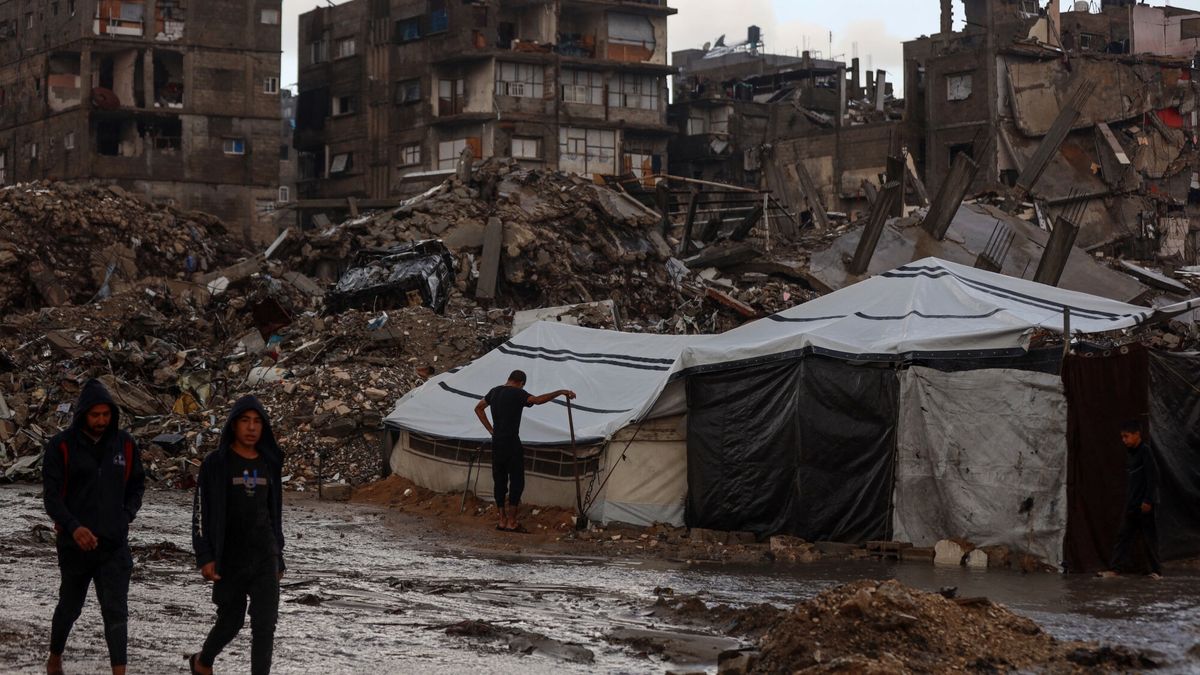 Ulewne deszcze w Strefie Gazy
Palestinians walk in the rain at a makeshift camp in Gaza City, on November 25, 2025. (Photo by Majdi Fathi/NurPhoto) (Photo by MAJDI FATHI / NurPhoto via AFP)
MAJDI FATHI