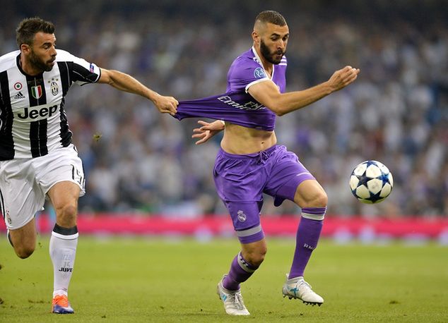 Zdaniem Mijatovicia Karim Benzema (z prawej) nie dogoni Roberta Lewandowskiego w klasyfikacji strzelców La Liga