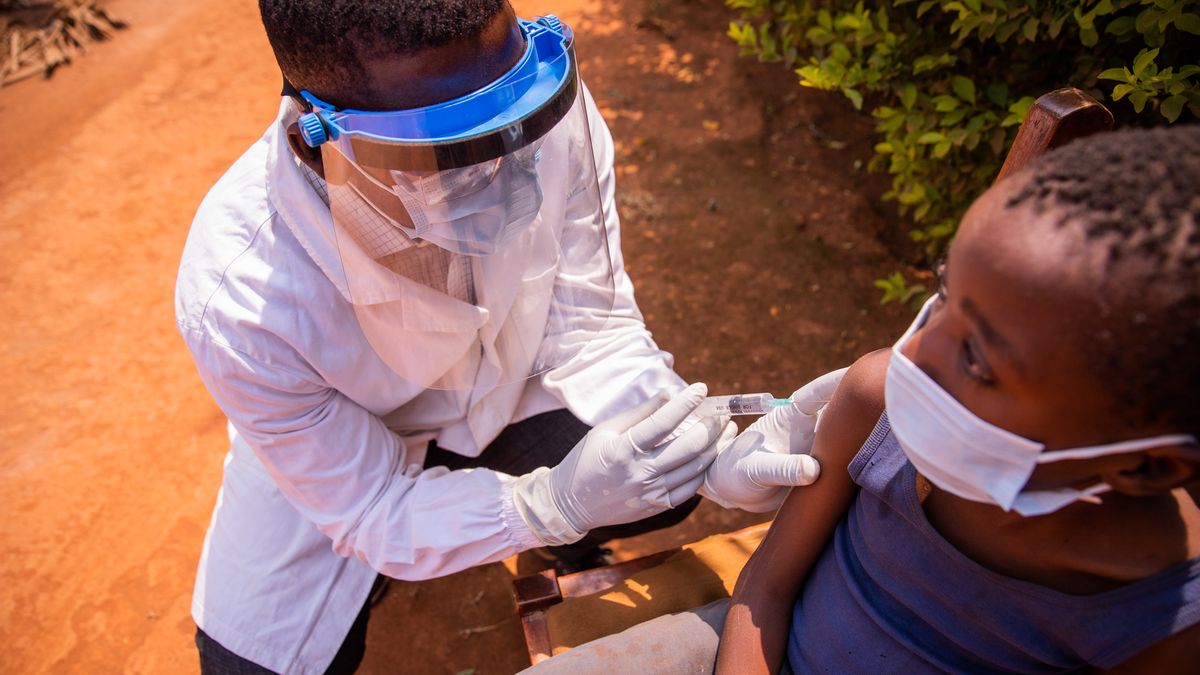 A doctor vaccinates a child in Africa during a medical visit
A doctor vaccinates a child in Africa during a medical visit
Media Lens King