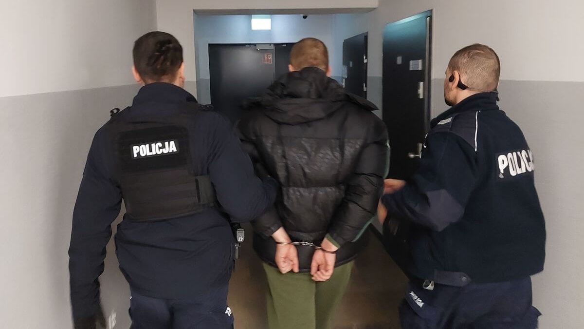policjanci prowadzą zatrzymanego