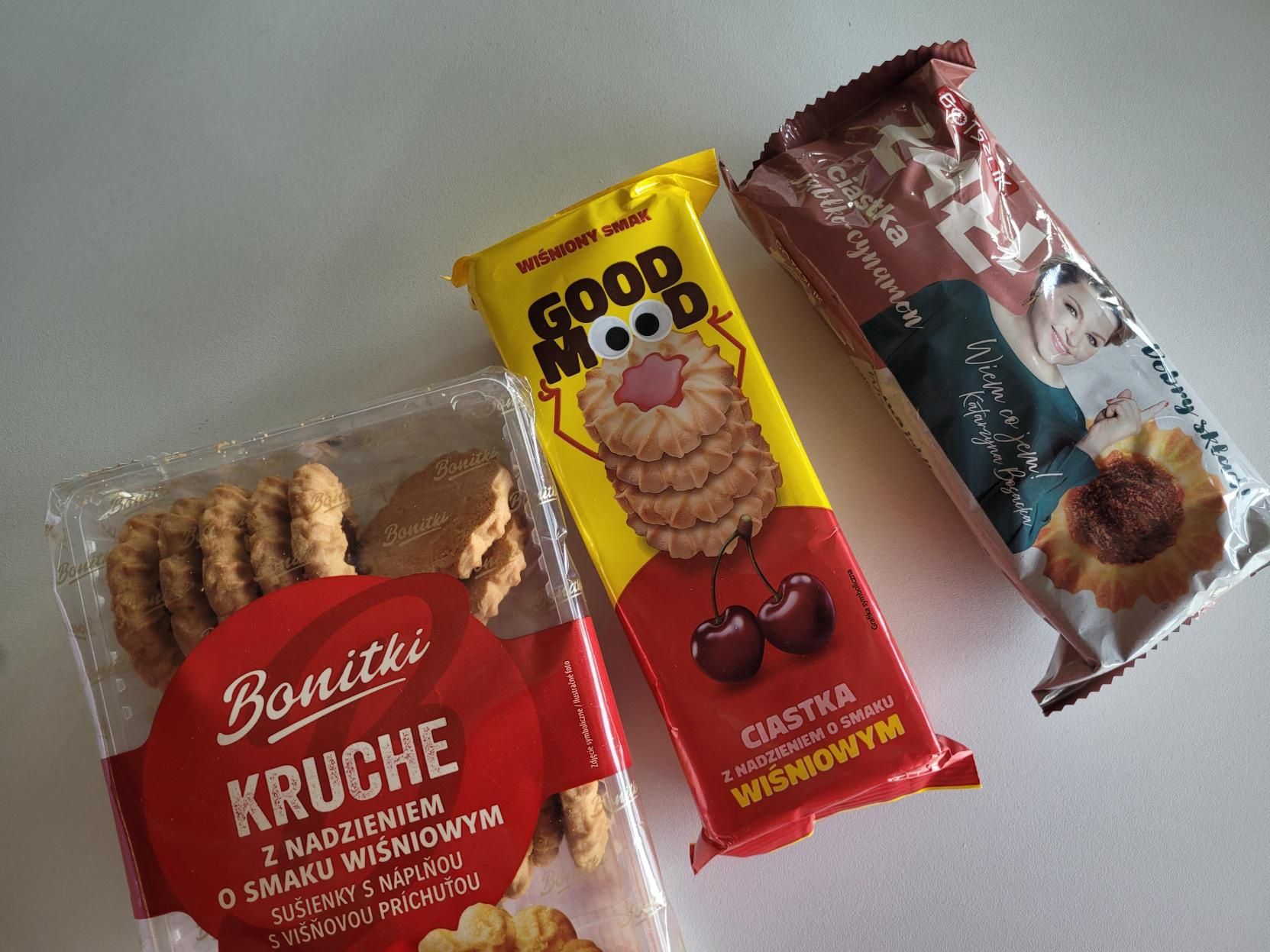 Ciasteczka kwiatuszki zakupione w 3 rożnych sklepach