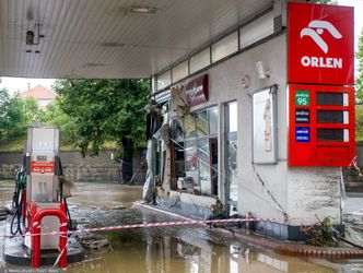 Walczą nie tylko z żywiołem. Szabrownicy okradali stację Orlenu