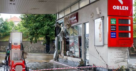 Walczą nie tylko z żywiołem. Szabrownicy okradali stację Orlenu