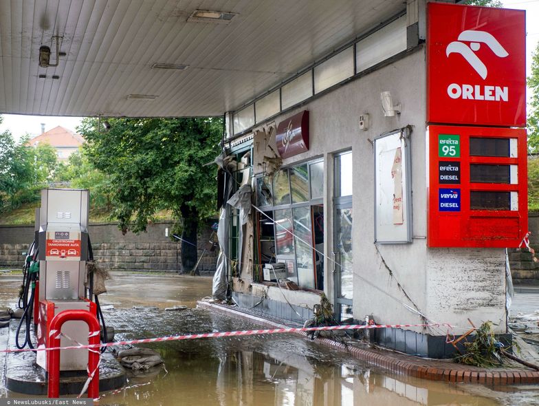 Walczą nie tylko z żywiołem. Szabrownicy okradali stację Orlenu