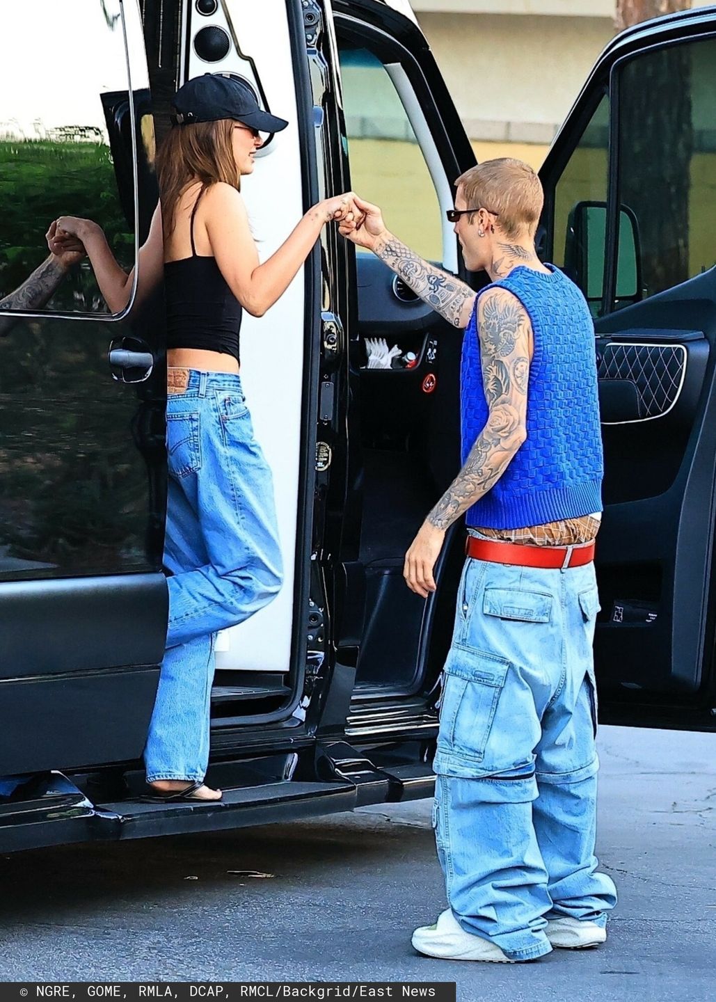 Bieberowie trzymają się za ręce w drodze do restauracji