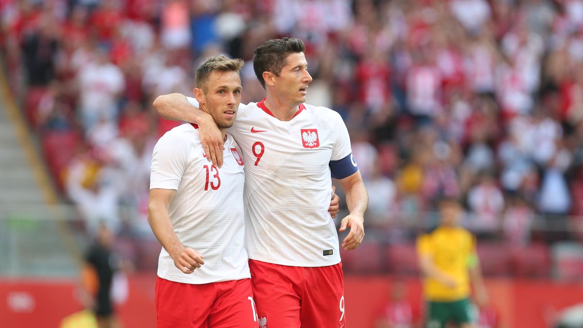 Maciej Rybus (po lewej) i Robert Lewandowski (po prawej)