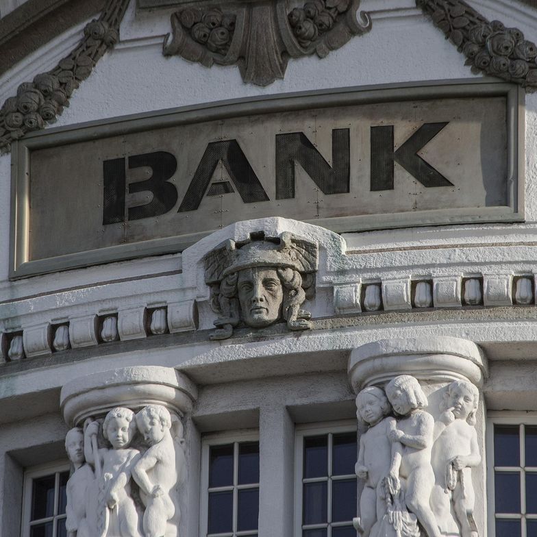 - Sektor bankowy w formie, jaką znamy nie mógłby dalej istnieć gdyby nie interwencja państwowa - podkreśla ekspert