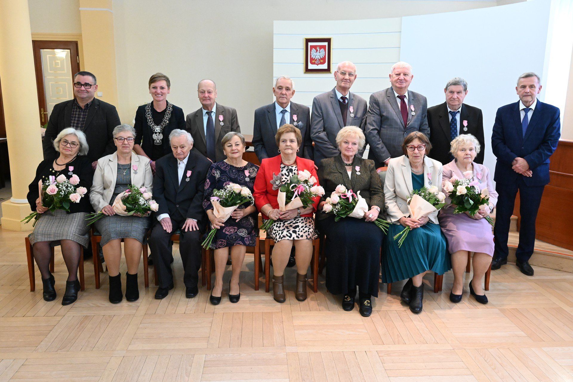 We wtorek w sali ślubów kieleckiego ratusza 20 par odebrało medale za 50 lat małżeństwa. Pamiątkowe zdjęcie jubilatów. 