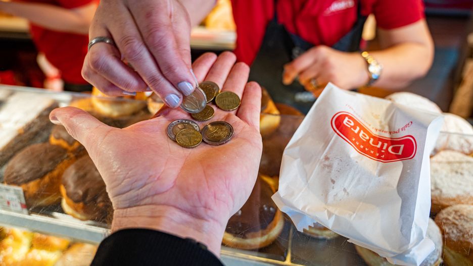 Croatia Joins Europes Single Currency And Free-Travel Area
Bloomberg
european, money, croatian, euro, schengen, euro members, industries, emea, business news, food stores, e.u., eu, finance, financial, consumer goods