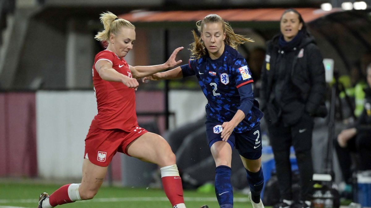 PAP/EPA / Gerrit van Keulen / Na zdjęciu: Zofia Buszewska (z lewej) w walce z Lynn Wilms (z prawej) w meczu Holandia - Polska