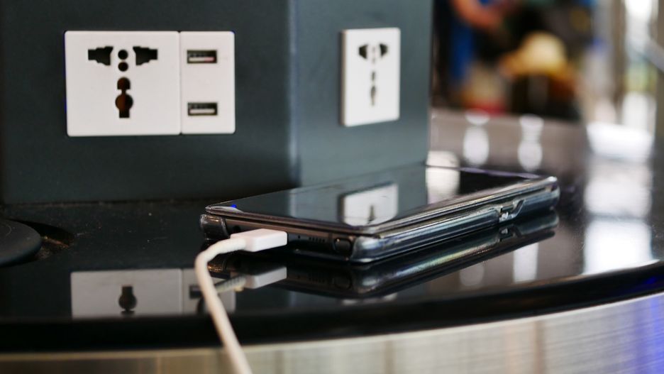 Stacje ładowania telefonów znajdują się na wielu lotniskach 
