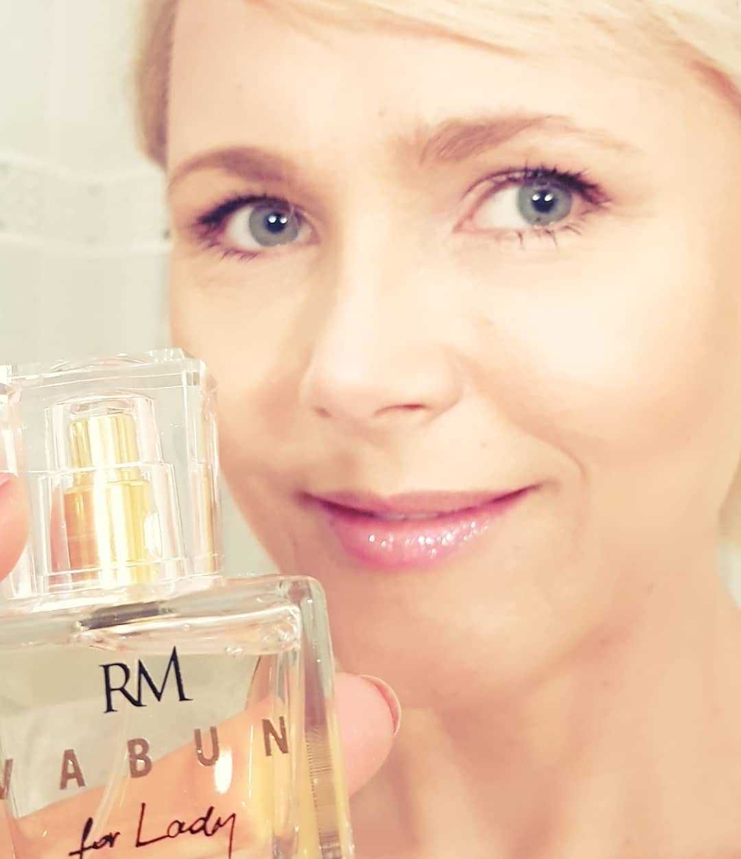 Radosław Majdan podarował perfumy Annie Samusionek