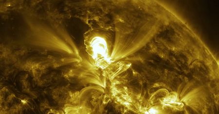 Dużo plam po niewidocznej stronie Słońca. Nadchodzą burze słoneczne