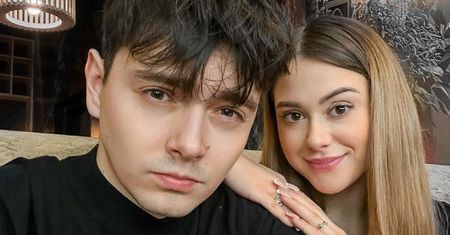 Ciężarna Sylwia Przybysz całuje Jana Dąbrowskiego na basenie. Fani w zachwycie: "Piękna jesteś w ciąży" (FOTO)