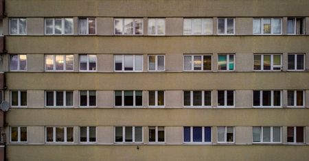 Tragedia w Koszalinie. Dzieci wypadły z okna na 9. piętrze