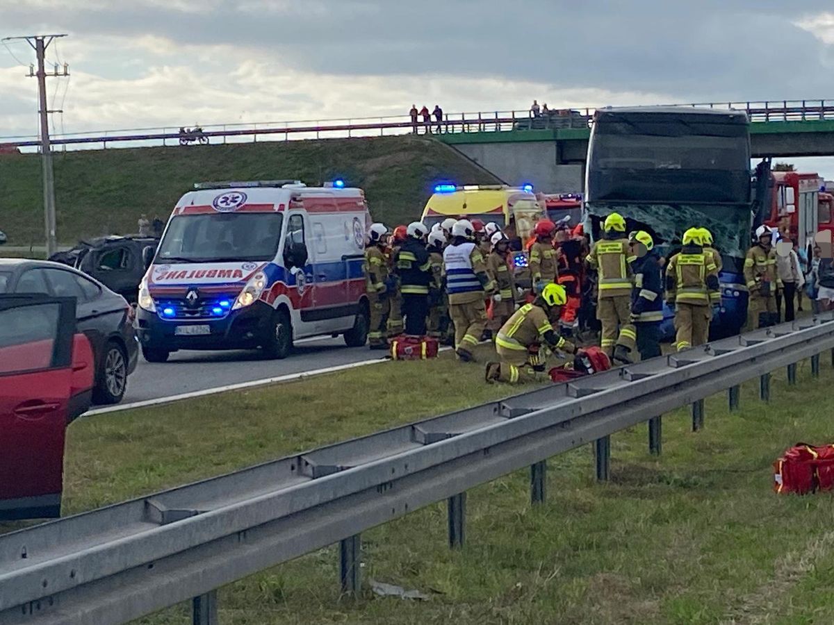 wypadek, policja, śmigłowiec, karetka Wypadek autobusu. Burmistrz zwołał sztab kryzysowy