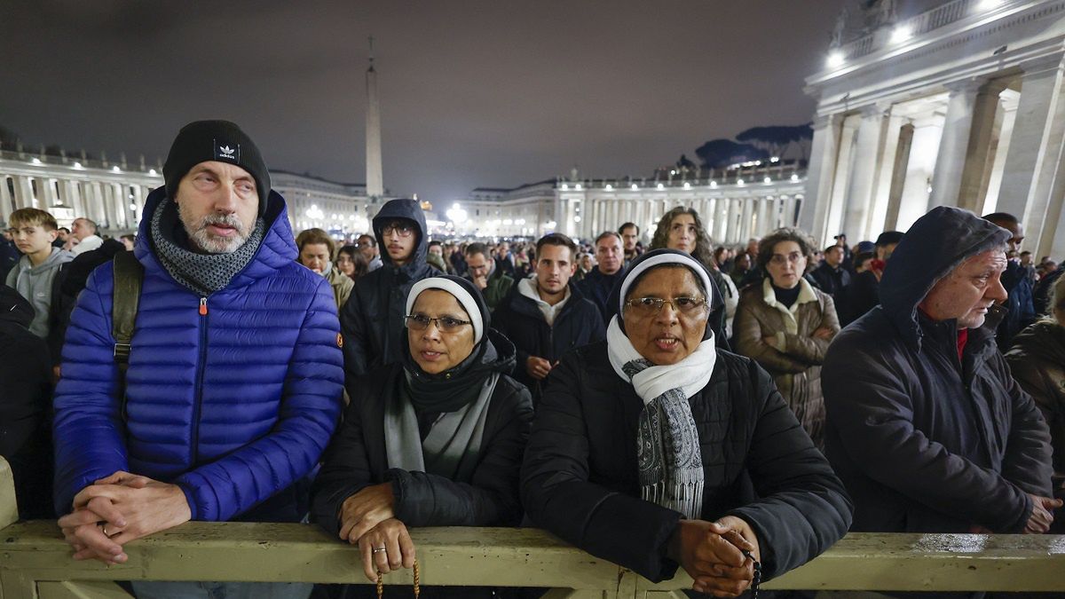 Każdego dnia wierni modlą się o zdrowie papieża Franciszka.