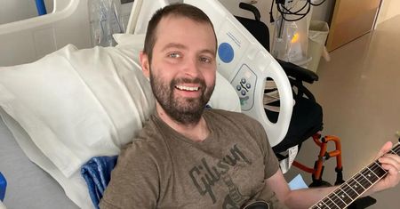 27-letni muzyk nigdy nie palił. Rak płuc dał jeden objaw