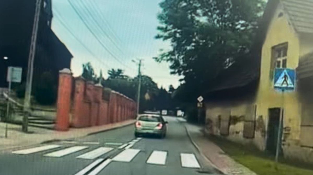 22-latek w Gołkowicach wyprzedzał na skrzyżowaniu i przejściu dla pieszych. Policja dostała nagranie