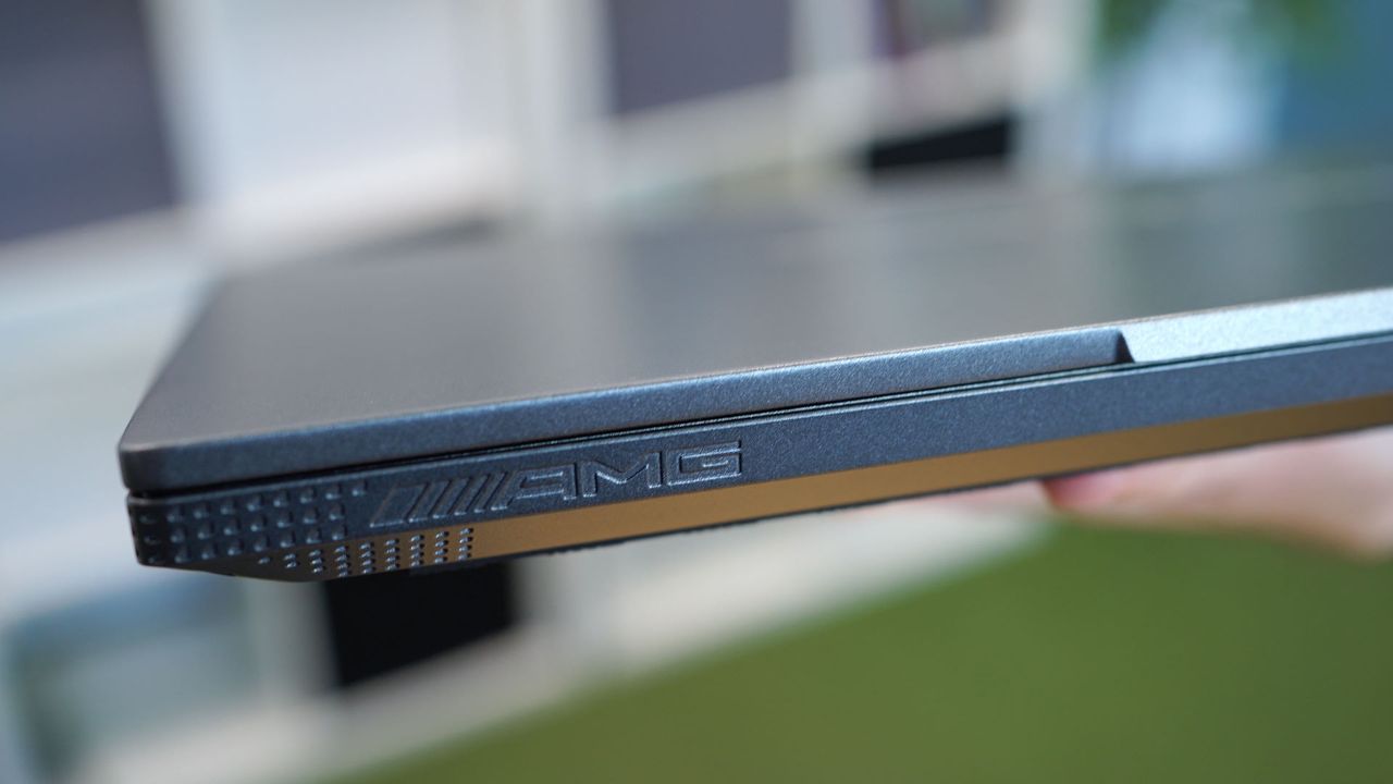 MSI Stealth 16 Mercedes-AMG - ozdobne otwory wentylacyjne