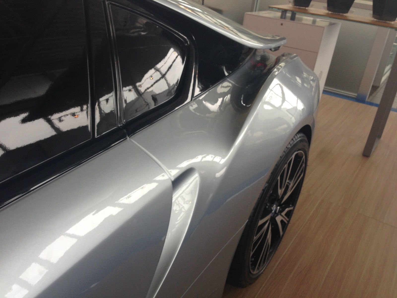 16 000 dolarów za atrapę BMW i8 10