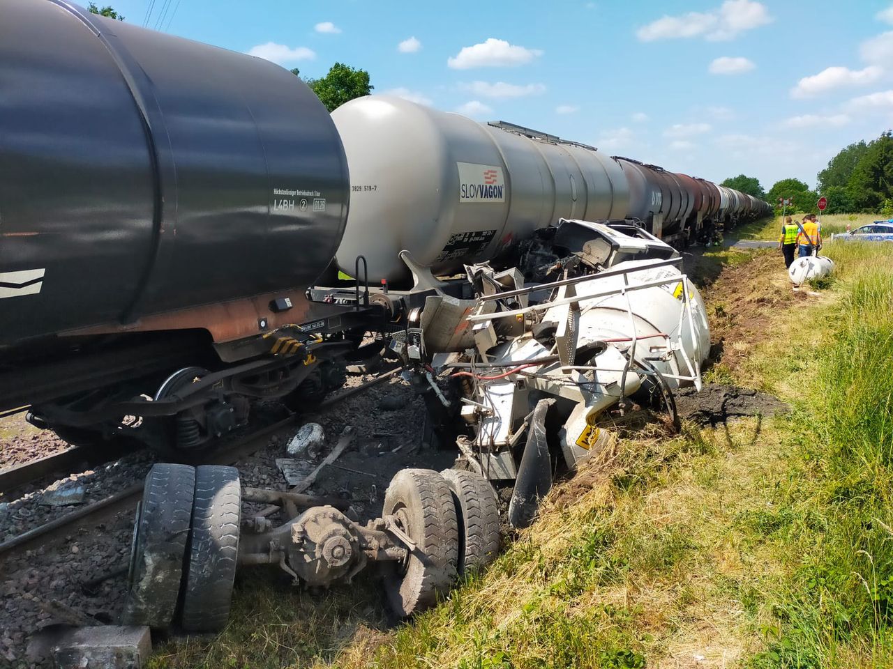 Groźna kraksa. Pociąg zderzył się z betoniarką