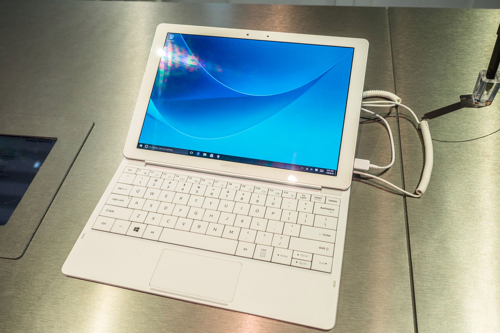 Galaxy TabPro S, Gear S2 classic w nowych wersjach i niespodzianka dla użytkowników iPhone'ów - nowości Samsunga z CES 2016 9