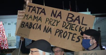 Rodzice dzieci z niepełnosprawnościami uczcili sylwestra protestem przed Pałacem Prezydenckim