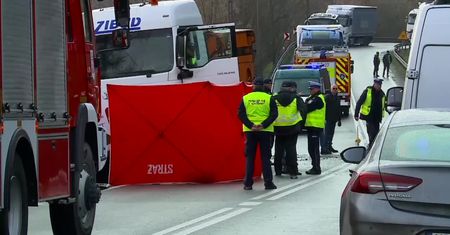 Dwie ofiary śmiertelne, siedem osób rannych w zderzeniu dwóch mikrobusów i ciężarówki na drodze krajowej nr 75 w Małopolsce