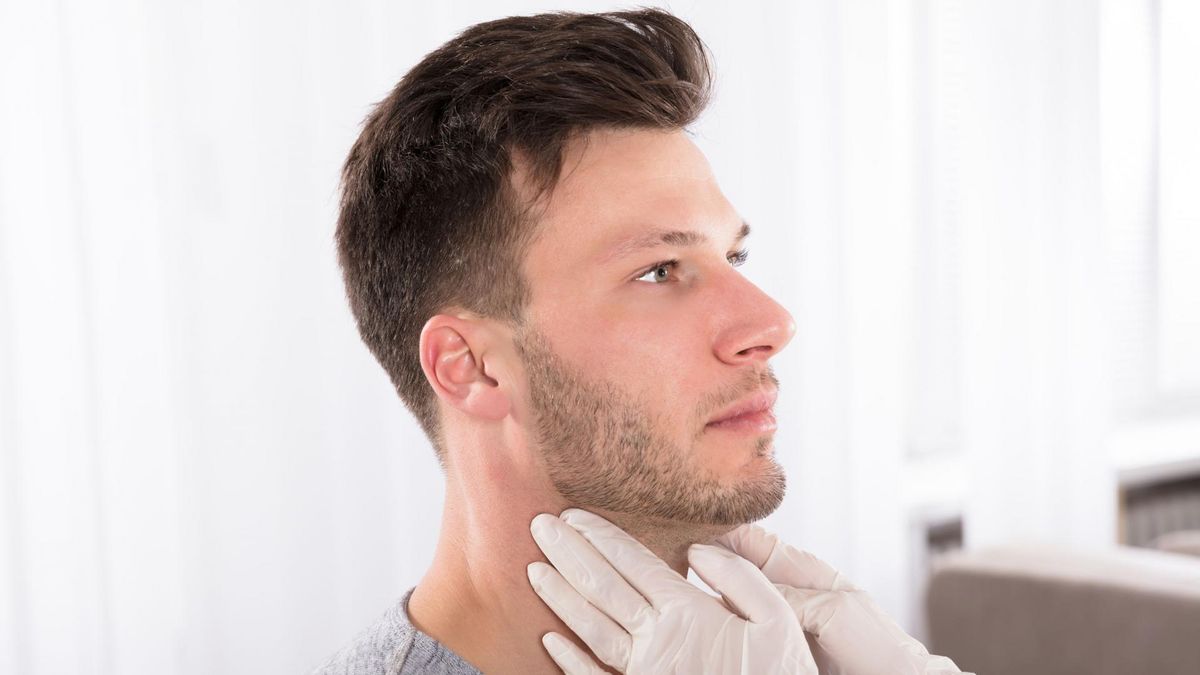 123rf.com Plamy na szyi mogą mieć podłoże chorobowe