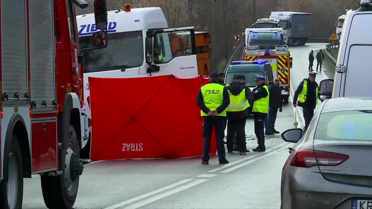 Dwie ofiary śmiertelne, siedem osób rannych w zderzeniu dwóch mikrobusów i ciężarówki na drodze krajowej nr 75 w Małopolsce