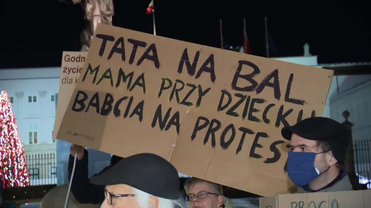 Rodzice dzieci z niepełnosprawnościami uczcili sylwestra protestem przed Pałacem Prezydenckim