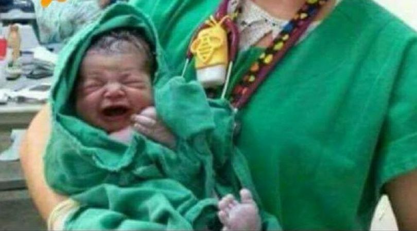 Zdjęcie nowo narodzonego dziecka wywołało burzę w sieci. Czy zachowanie położnej było odpowiednie?