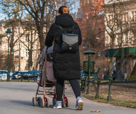 Jest nianią. Szokujące, jakie propozycje składają jej ojcowie dzieci, którymi się opiekuje