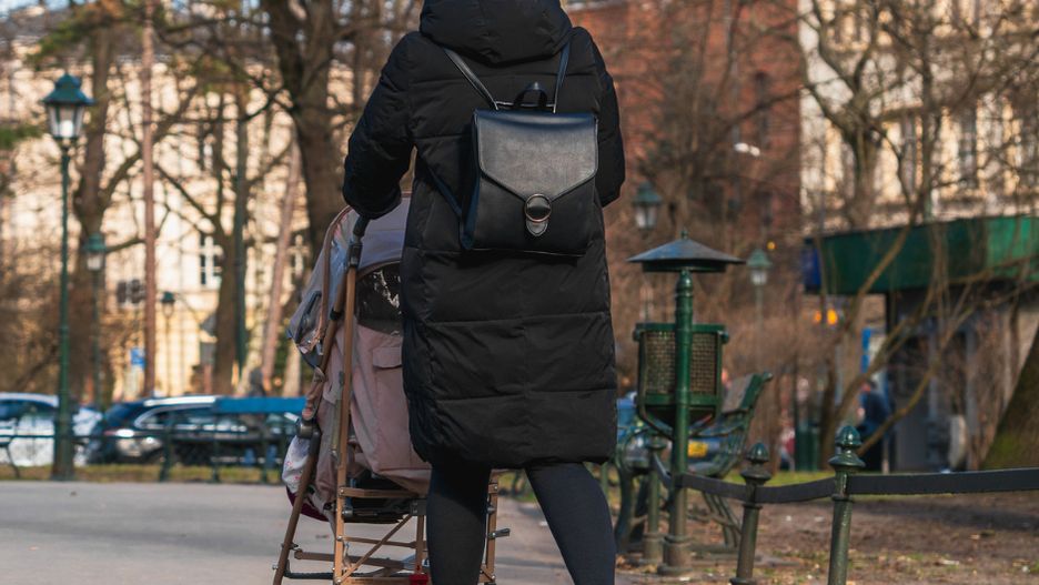 Niania zdradza, dlaczego zatrudniają ją ojcowie. Część płaci jej nadgodziny