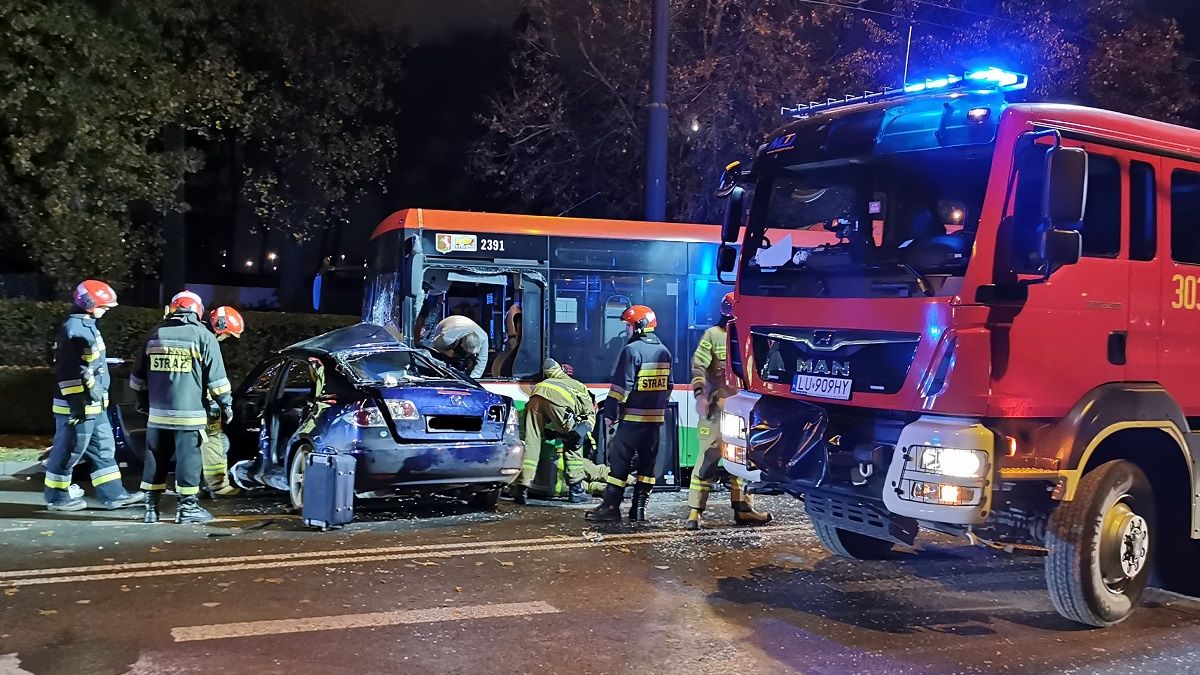 Zderzenie autobusu komunikacji miejskiej z mazdą na Drodze Męczenników Majdanka