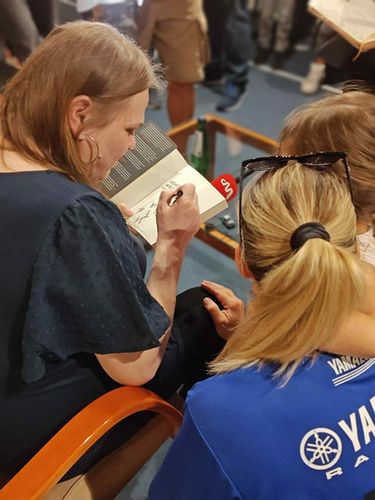 Dawid Góra/Agata Wróbel rozdaje autografy fanom